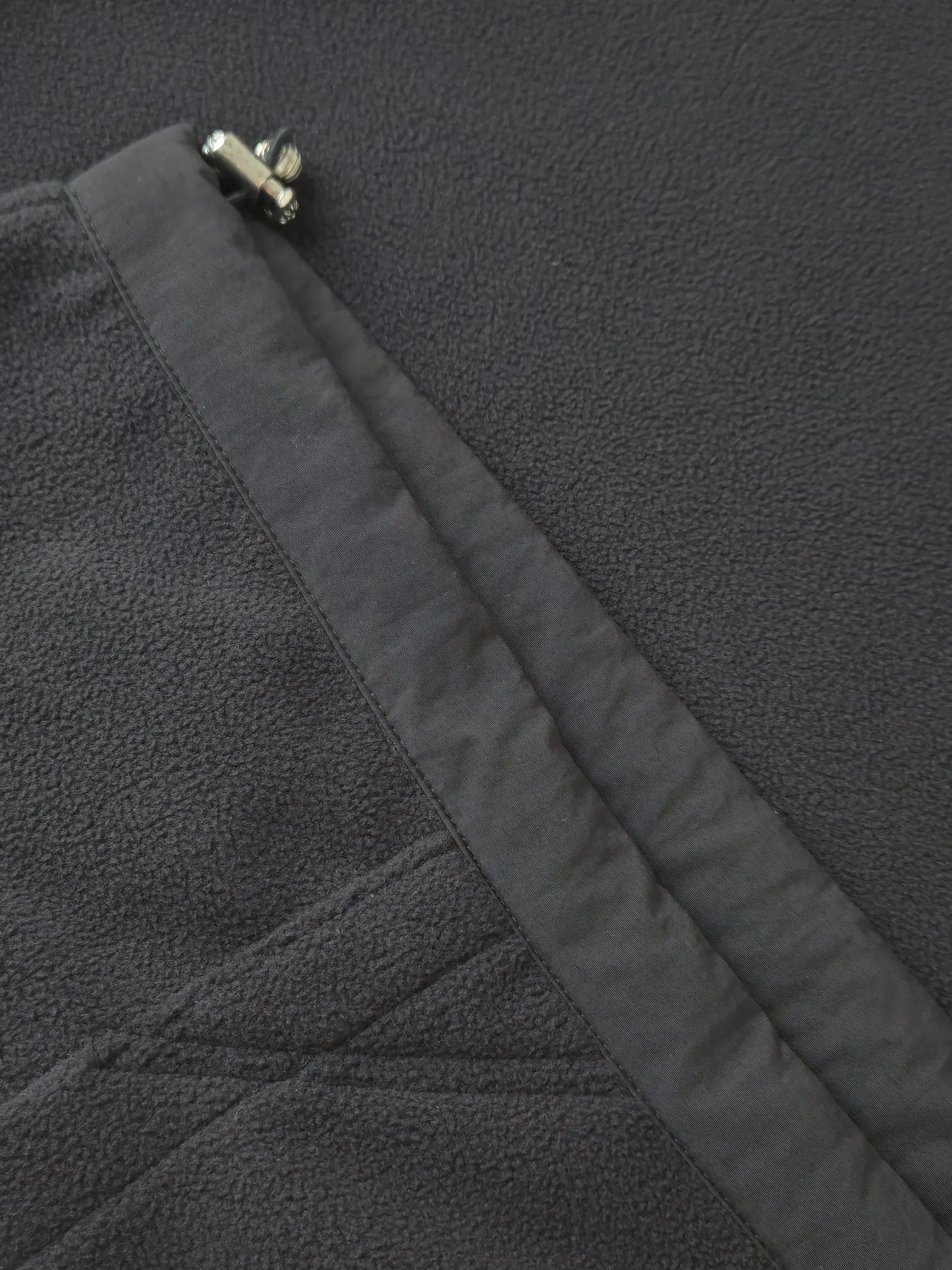 P420 Embroidered double-sided brushed polar fleece hooded sweatshirt is rare in Chrome Heart's selection of materials. It uses terry and brushed fabrics to make it softer and warmer. Classic horseshoe embroidery on the chest. Made of imported lambskin. The crusader flower snap buttons on the collar and the melon beads on the hem are all genuine antique silver. Size S M L